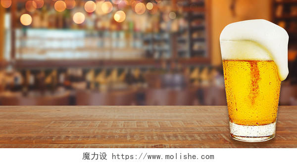 黄色简约唯美啤酒复古木质桌子酒吧内部展示夏天啤酒背景